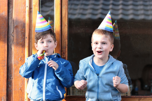 Zwei Kindergartenjungs mit Partyhütchen