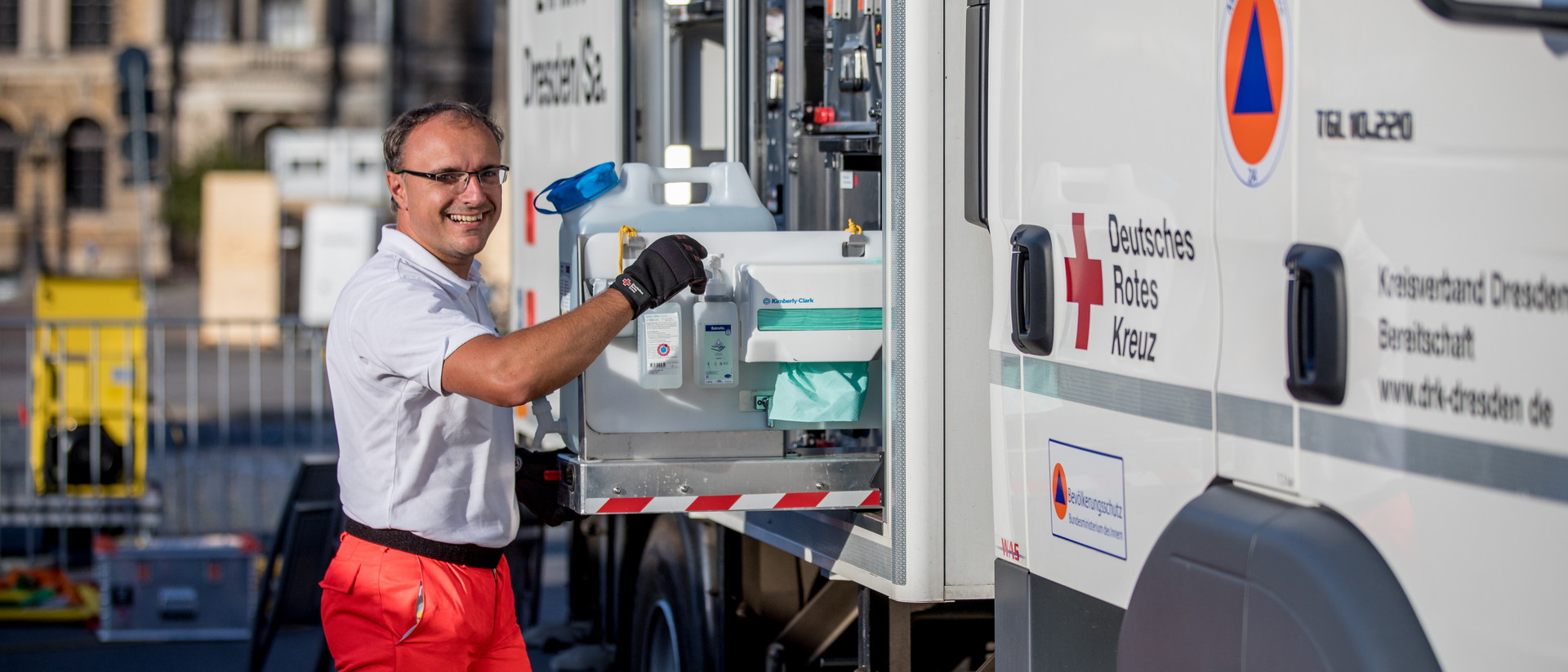 Ein Sanitäter entnimmt ein Hygienemodul aus einem Gerätewagen