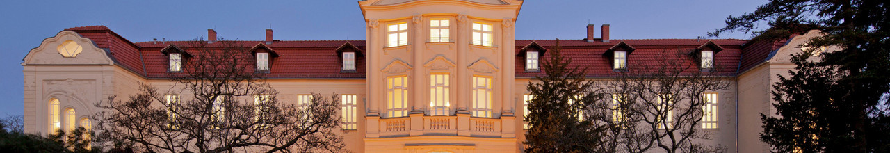 Deutsches Rotes Kreuz DRK, Gebaeude / Architektur / Immobilien, DRK Generalsekretariat Berlin Lichterfelde, ehemaliges Rittberg-, Aussenansichten, Rittberghaus, Rittberg-Haus, Eingang, Vorderansicht, Dämmerung, Mittelrisalit